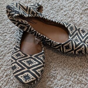 Lucky Black & White Flats